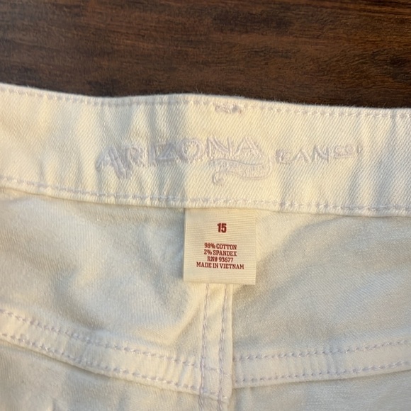 NWT Arizona Juniors Women’s Distressed Jean, Shredded White, sz 15, Crop Leg - Picture 4 of 9